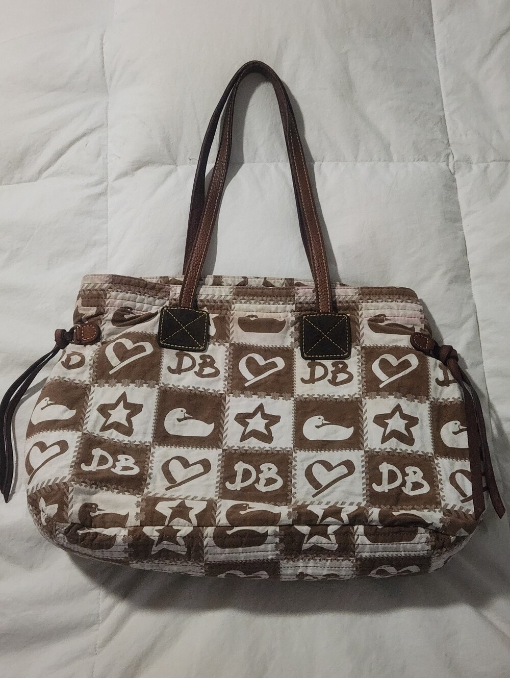 vintage Dooney & Bourke patchwork shoulder tote featuring a brown-and-cream - Picture 2 of 11